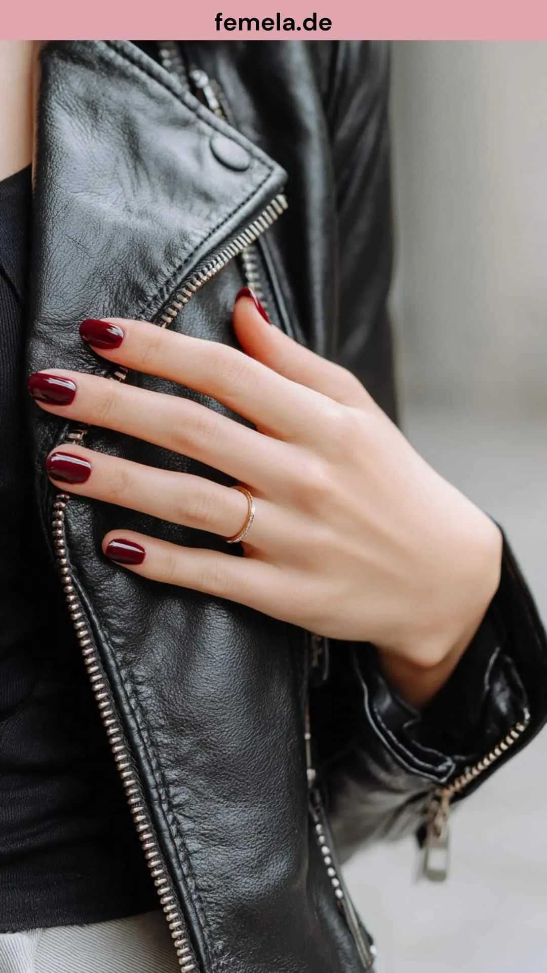 kurze-dunkle-naegel-rouge-noir