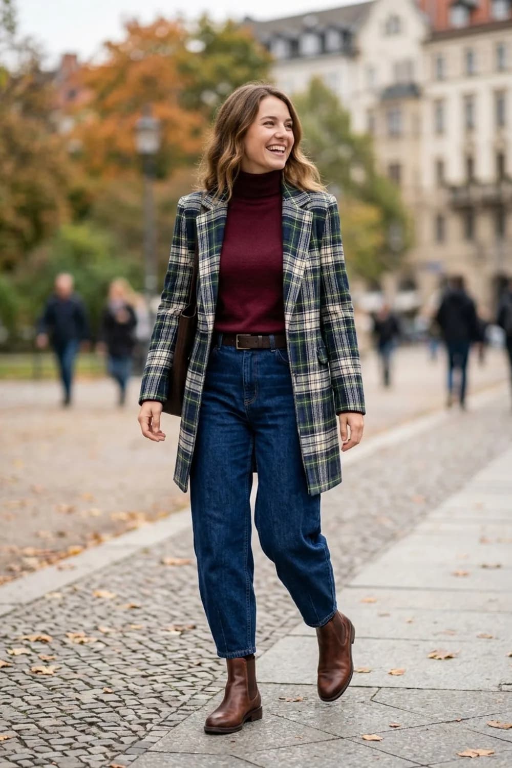 Herbstlicher Lagen-Look: Enger Rollkragenpullover, karierter Wollmantel und Stiefeletten – Barrel Jeans: 9 Styling-Ideen für den Denim-Schnitt, den gerade alle tragen