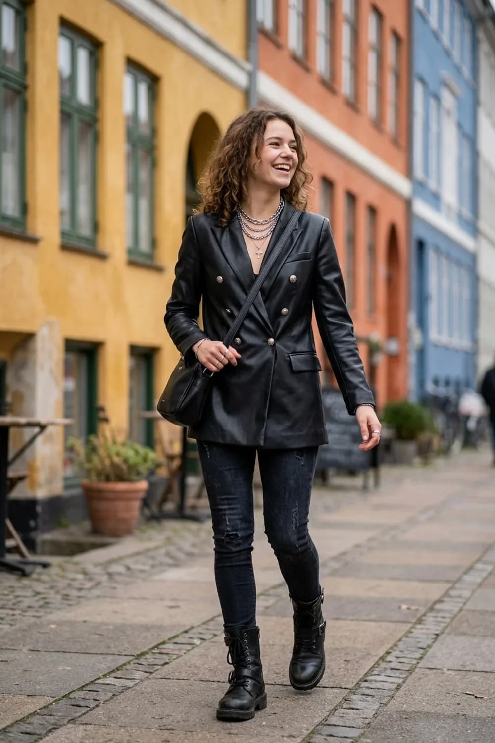 Der edgy Abendlook: Blazer in Lederoptik, klobige Biker-Boots und Silberketten – Blazer als Kleid tragen: 9 gewagt-feminine Looks, die alle begeistern