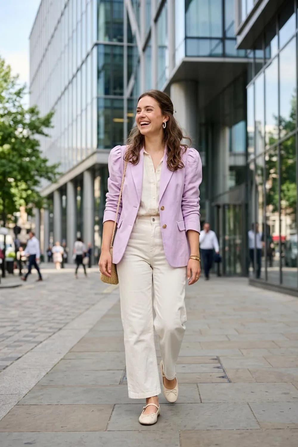 Der feminin-verspielte Look: Pastellfarbener Blazer mit Puffärmeln, Ballerinas und Perlenohrringe – Blazer als Kleid tragen: 9 gewagt-feminine Looks, die alle begeistern