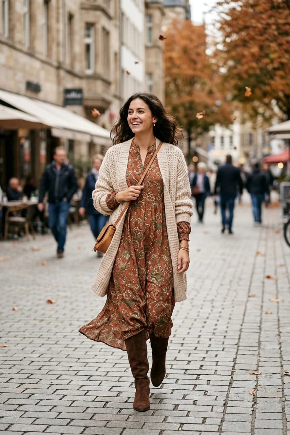 Herbstspaziergang: Langes Kleid in Erdtönen, grober Strick-Cardigan und hohe Wildlederstiefel – Boho-Kleid: 9 freie Outfits mit wildem Spirit zum Verlieben