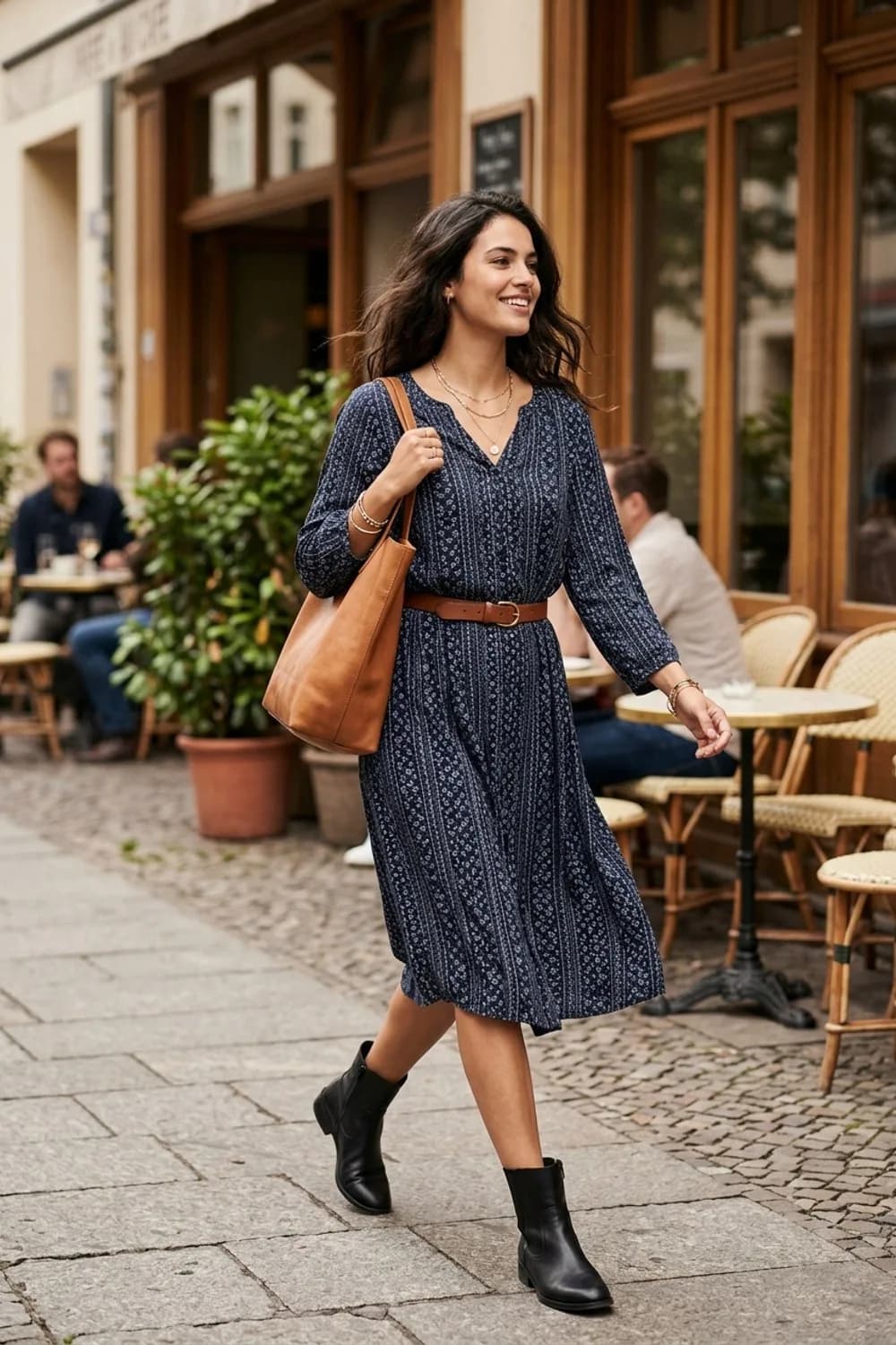 Kreativ im Büro: Dunkelblaues Boho-Kleid, schmaler Gürtel und schwarze Ankle Boots – Boho-Kleid: 9 freie Outfits mit wildem Spirit zum Verlieben