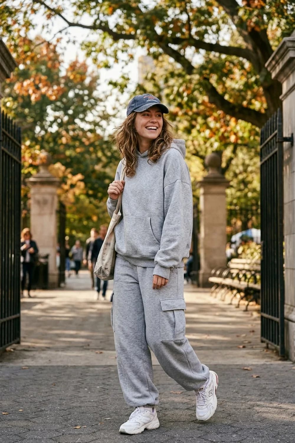 Sporty & Casual: Graue Sweat-Cargohose, Oversize-Hoodie und Baseball-Cap – Cargohose: 9 stylische Streetwear-Outfits für Frauen