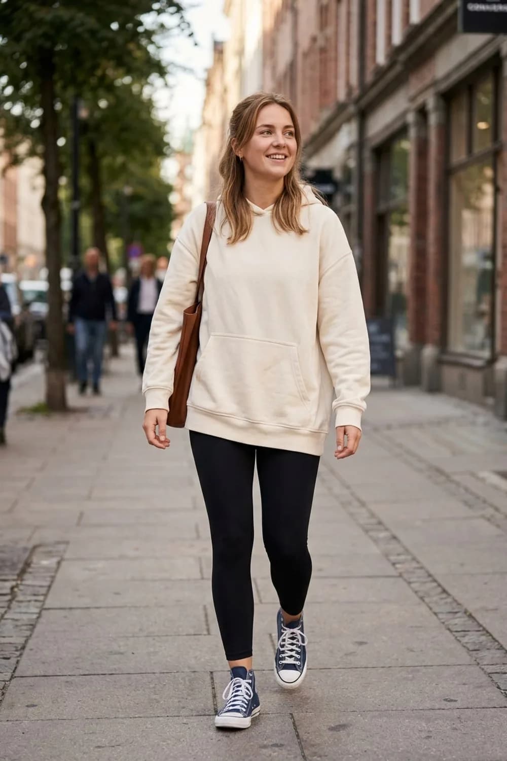 Athleisure-Look: Hoodie, Leggings und High-Top Chucks in Navy – Chucks kombinieren: 7 tolle Ideen für jeden Anlass
