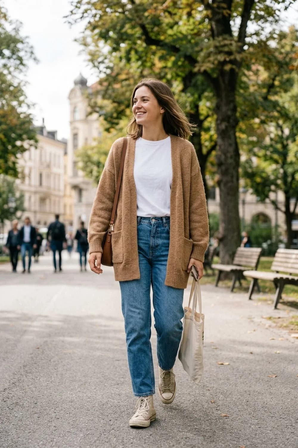 Lässiger Layering-Look: Weißes T-Shirt, Cardigan, Jeans und beige Chucks – Chucks kombinieren: 7 tolle Ideen für jeden Anlass
