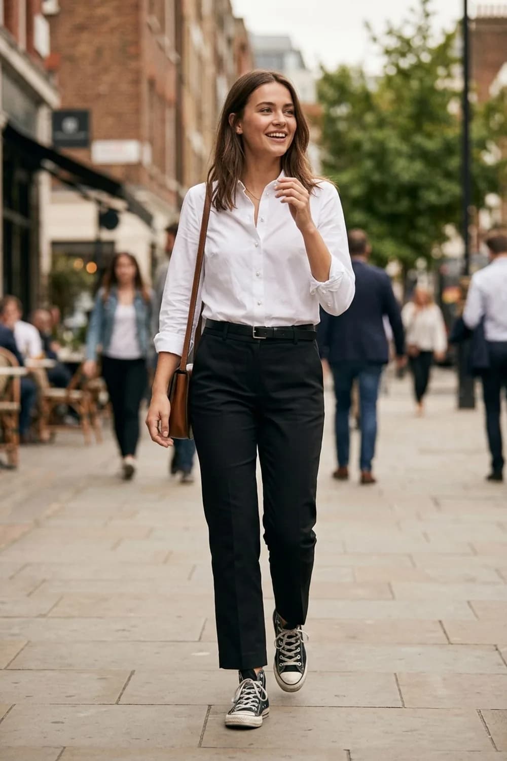 Office-Ready Look: Weiße Bluse, schwarze Stoffhose und schwarze Chucks – Chucks kombinieren: 7 tolle Ideen für jeden Anlass