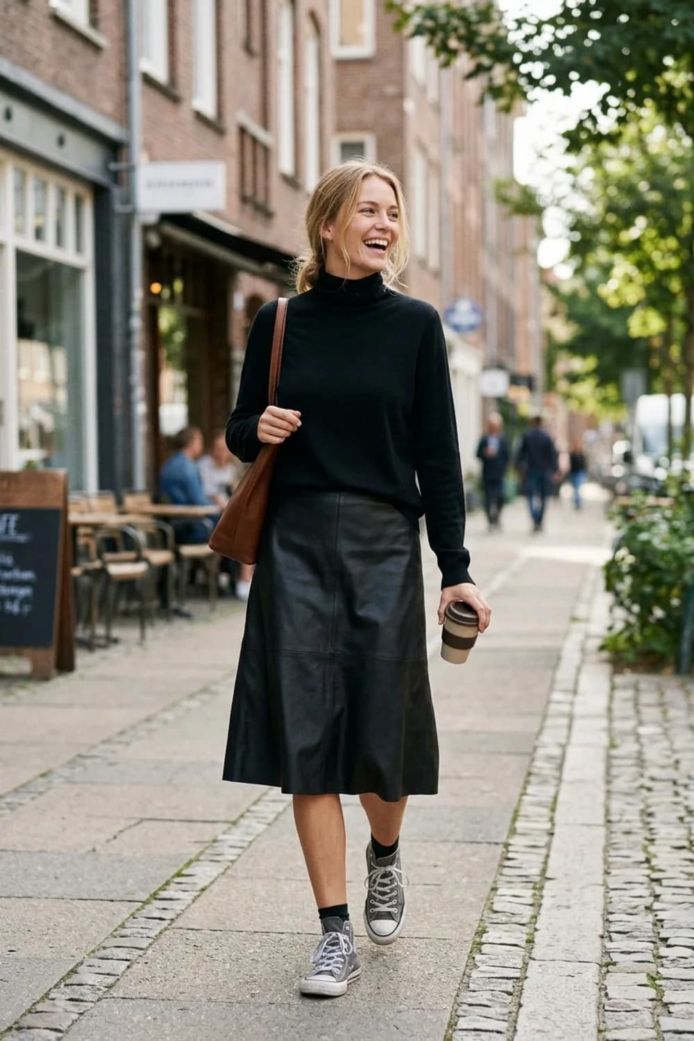 Sportlich-eleganter Look: Rollkragenpullover, Lederrock und graue Chucks – Chucks kombinieren: 7 tolle Ideen für jeden Anlass