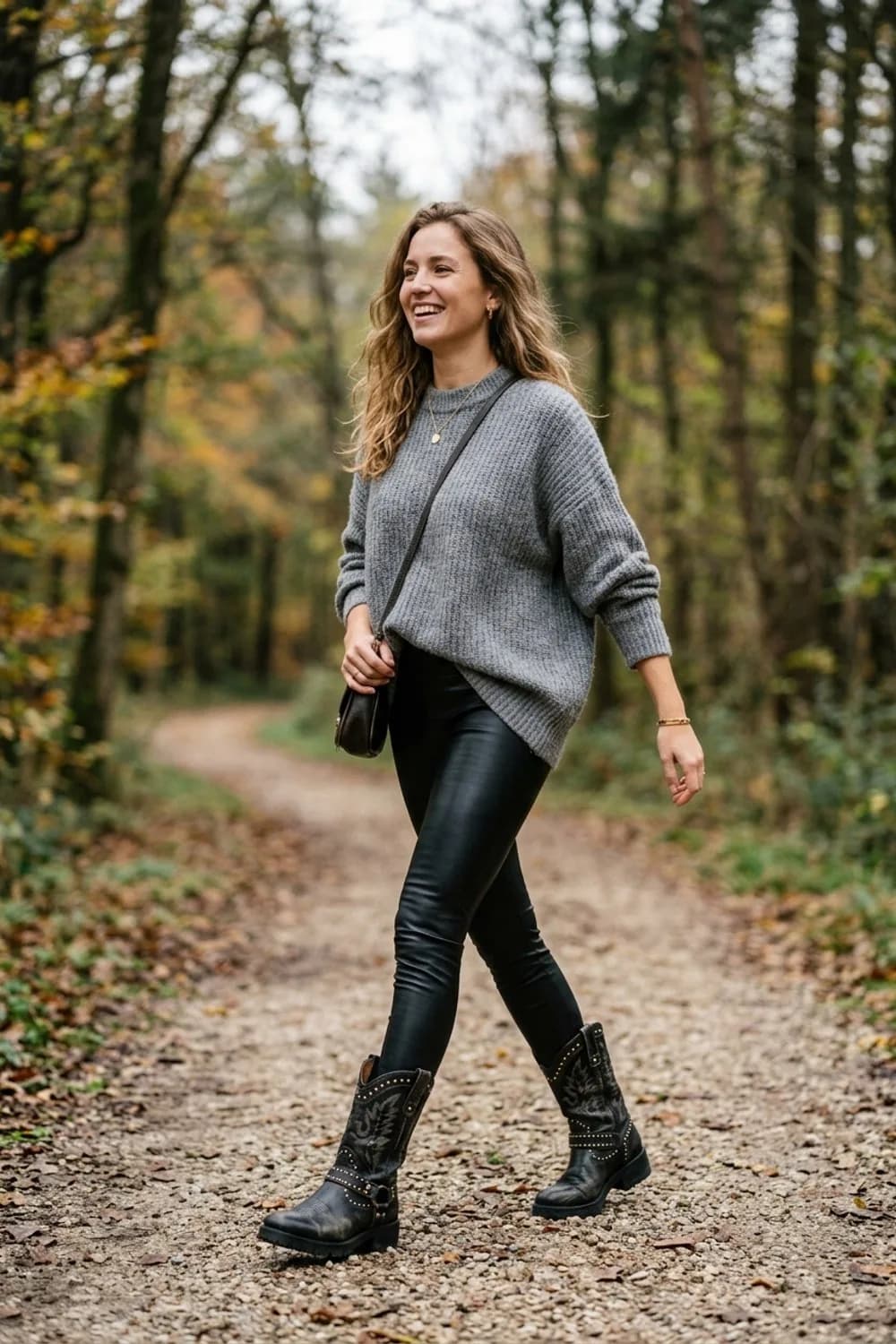 Edgy City-Style: Schwarze Leder-Leggings, grauer Oversize-Strickpullover und schwarze Nieten-Cowboystiefel – Cowboy Stiefel: 9 Western-Outfits für moderne Frauen