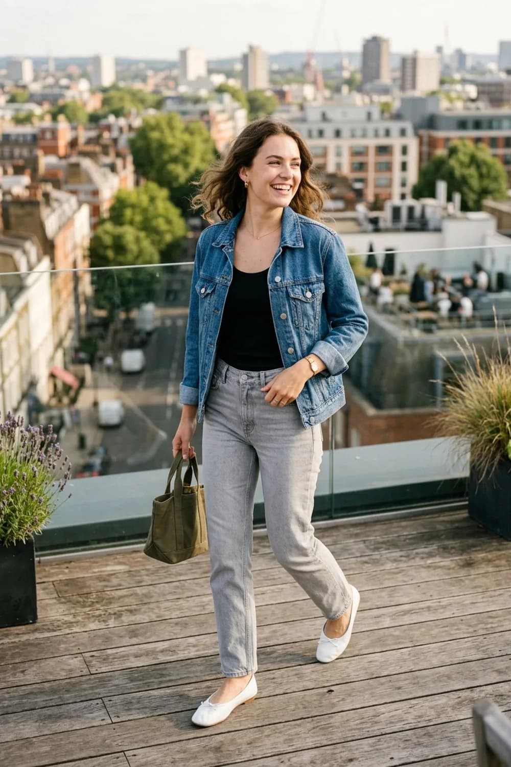 Minimalistischer Look: Schwarzes Tanktop, hellgraue Jeans und weiße Ballerinas – Das Jeansjacke-Outfit: Moderne Ideen für jeden Tag