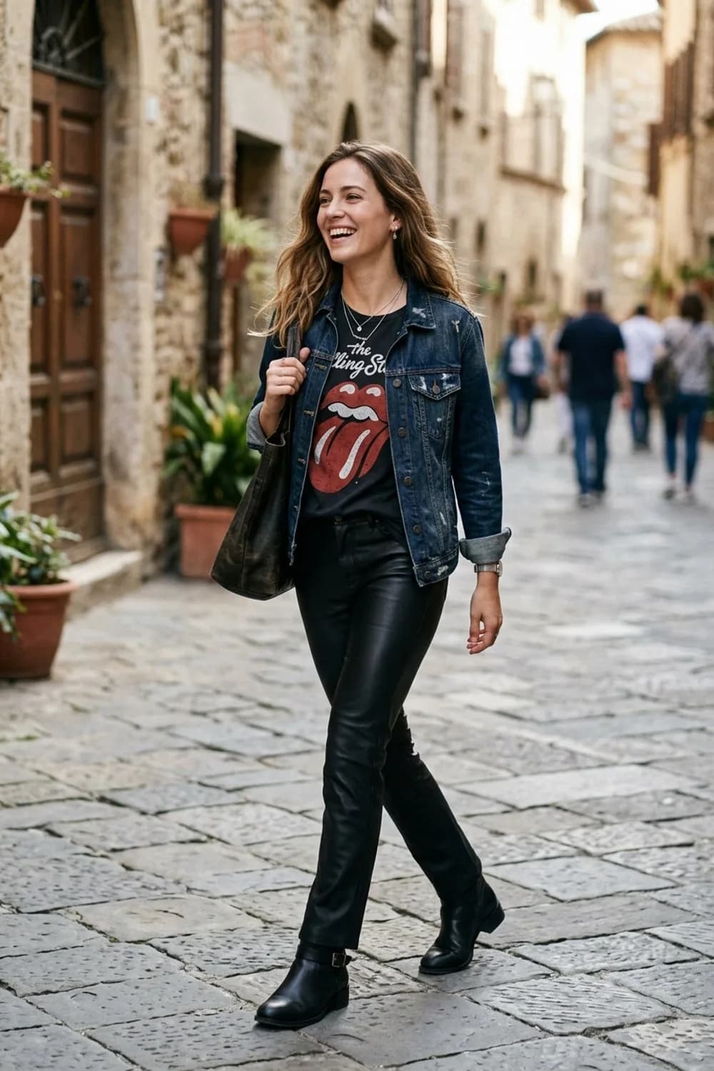 Rockiger Streetstyle-Look: Bandshirt, schwarze Lederhose und Ankle Boots – Das Jeansjacke-Outfit: Moderne Ideen für jeden Tag