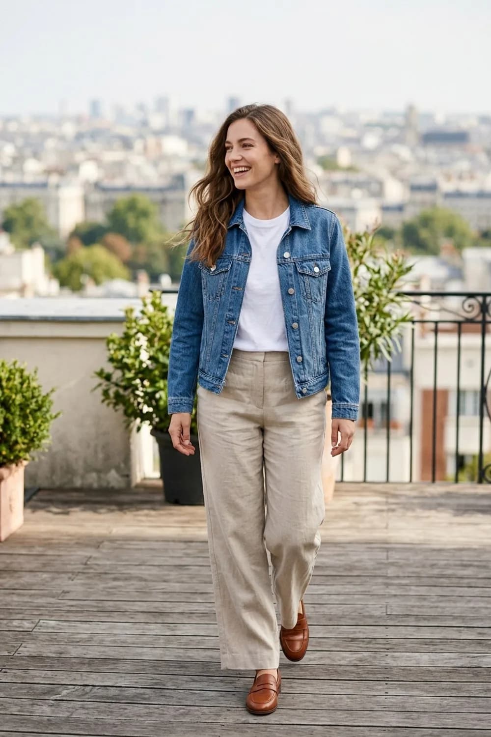 Sportlich-eleganter Look: Weißes T-Shirt, beige Stoffhose und Loafer – Das Jeansjacke-Outfit: Moderne Ideen für jeden Tag