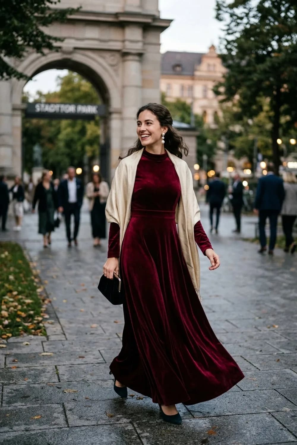 Der Opern-Traum: Bodenlanges Samtkleid in Bordeaux, Perlenohrringe und elegante Stola – Festliches Kleid: 9 glamouröse Outfits für besondere Anlässe