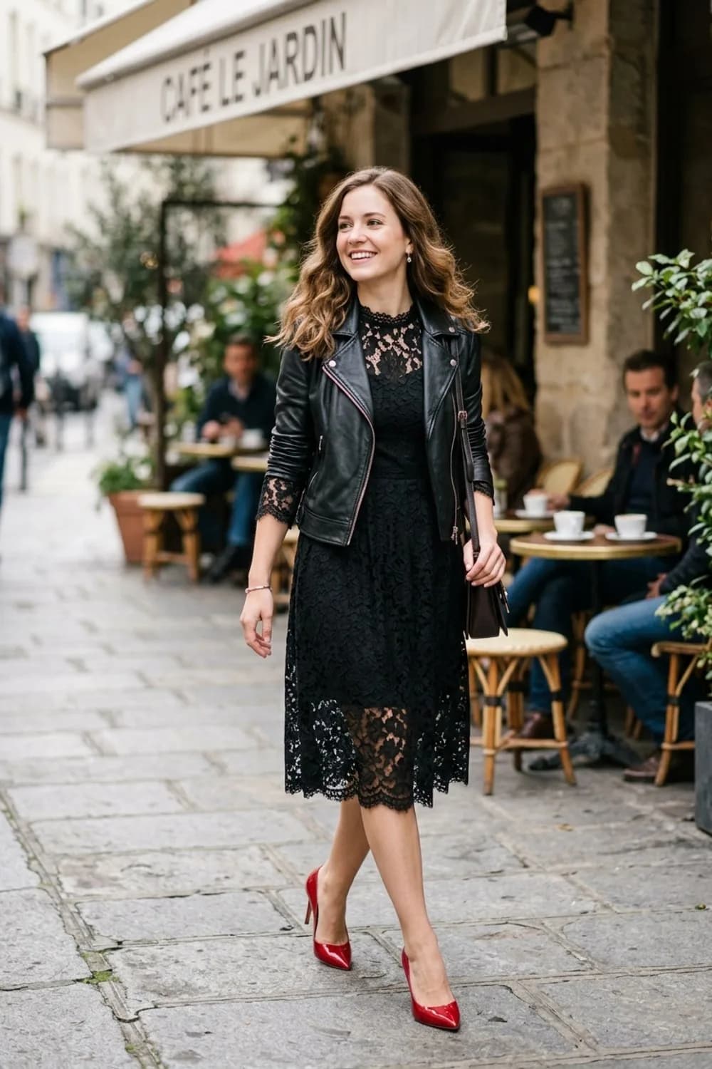 Die moderne Romantikerin: Schwarzes Spitzenkleid, eine Bikerjacke und rote Pumps – Festliches Kleid: 9 glamouröse Outfits für besondere Anlässe