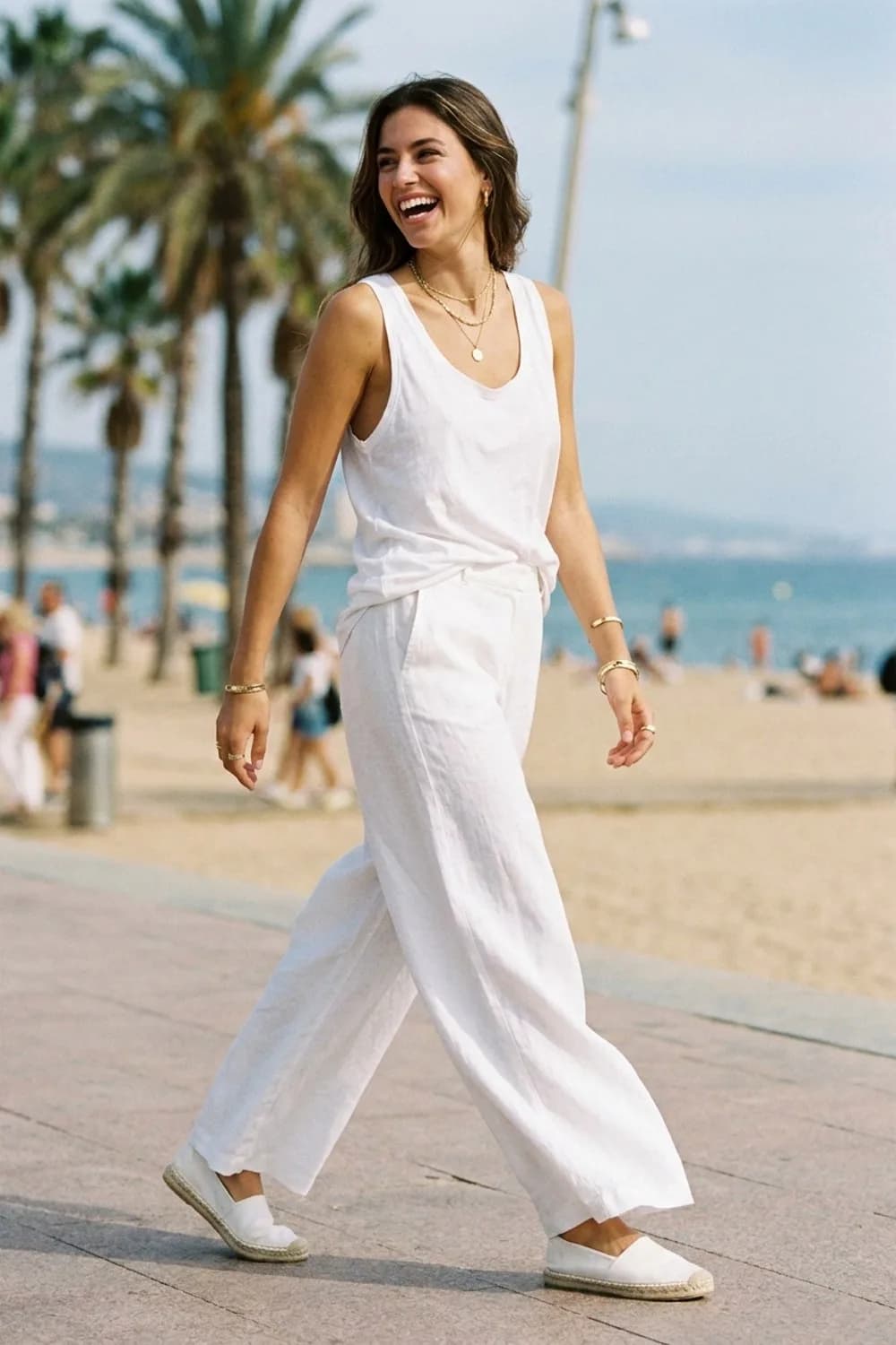 Monochrom in Weiß: Weiße Leinenhose, weißes Tanktop und weiße Espadrilles – Frühlingsoutfits für Damen: 24 topmoderne Ideen