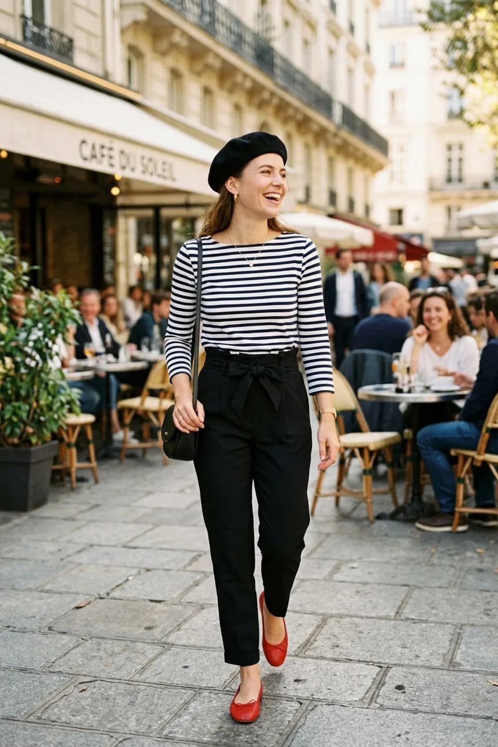 Pariser Chic: Ringelshirt, schwarze Paperbag-Hose und rote Ballerinas – Frühlingsoutfits für Damen: 24 topmoderne Ideen