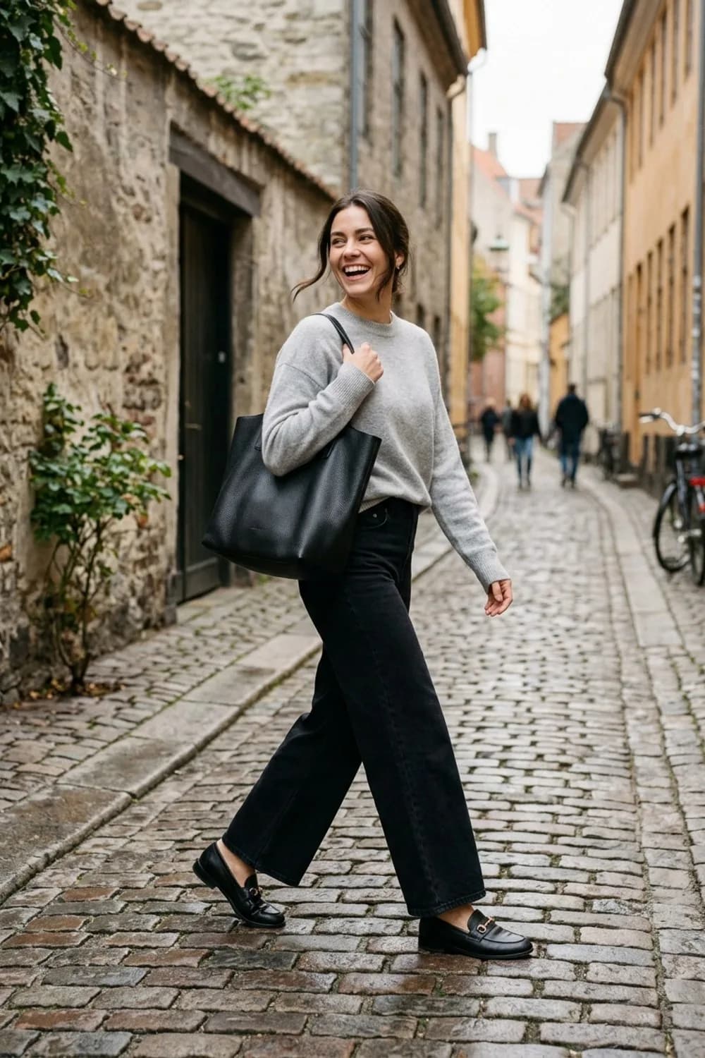 Skandinavisch Schlicht: Grauer Kaschmirpullover, schwarze Wide-Leg-Jeans und schwarze Loafer – Frühlingsoutfits für Damen: 24 topmoderne Ideen