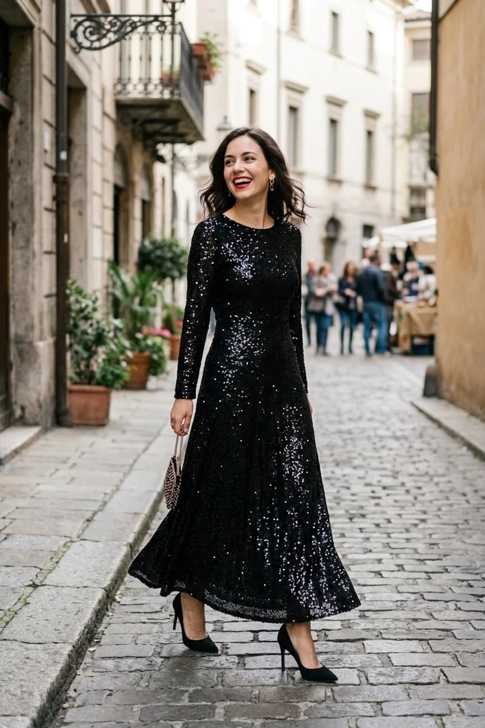 Dark Glamour: Schwarzes Paillettenkleid, rote Lippen und schwarze Stilettos – Henna Abend Kleid: 9 festliche Looks für die orientalische Feier