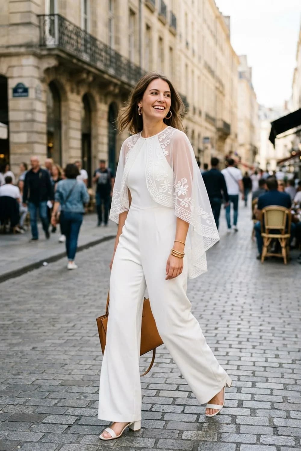 Minimalist Chic: Weißer Jumpsuit mit weitem Bein, abnehmbarer bestickter Umhang und goldene Creolen – Henna Abend Kleid: 9 festliche Looks für die orientalische Feier