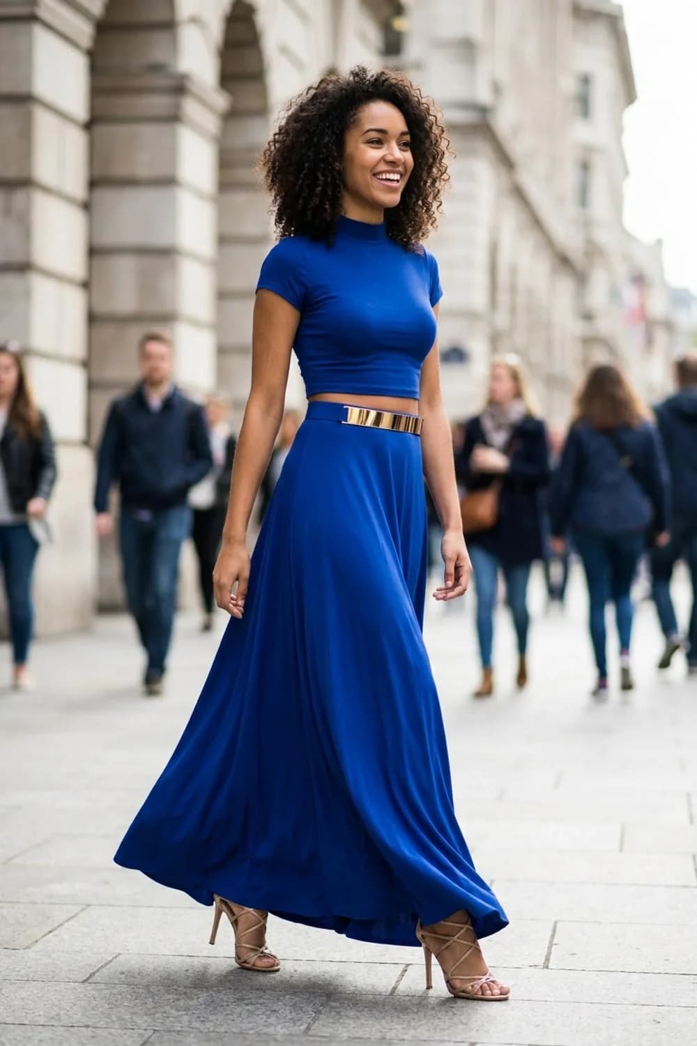 Royal Blue Statement: Zweiteiler aus Crop-Top und Maxirock, goldener Taillengürtel und hohe Sandaletten – Henna Abend Kleid: 9 festliche Looks für die orientalische Feier
