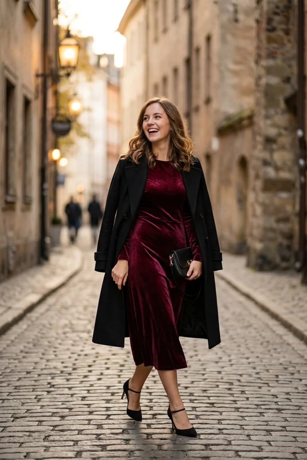 Date-Night-Glamour: Weinrotes Samtkleid, schwarzer Wollmantel und filigrane Pumps – Herbstkleid: 9 wundervolle Looks für die kühle Jahreszeit
