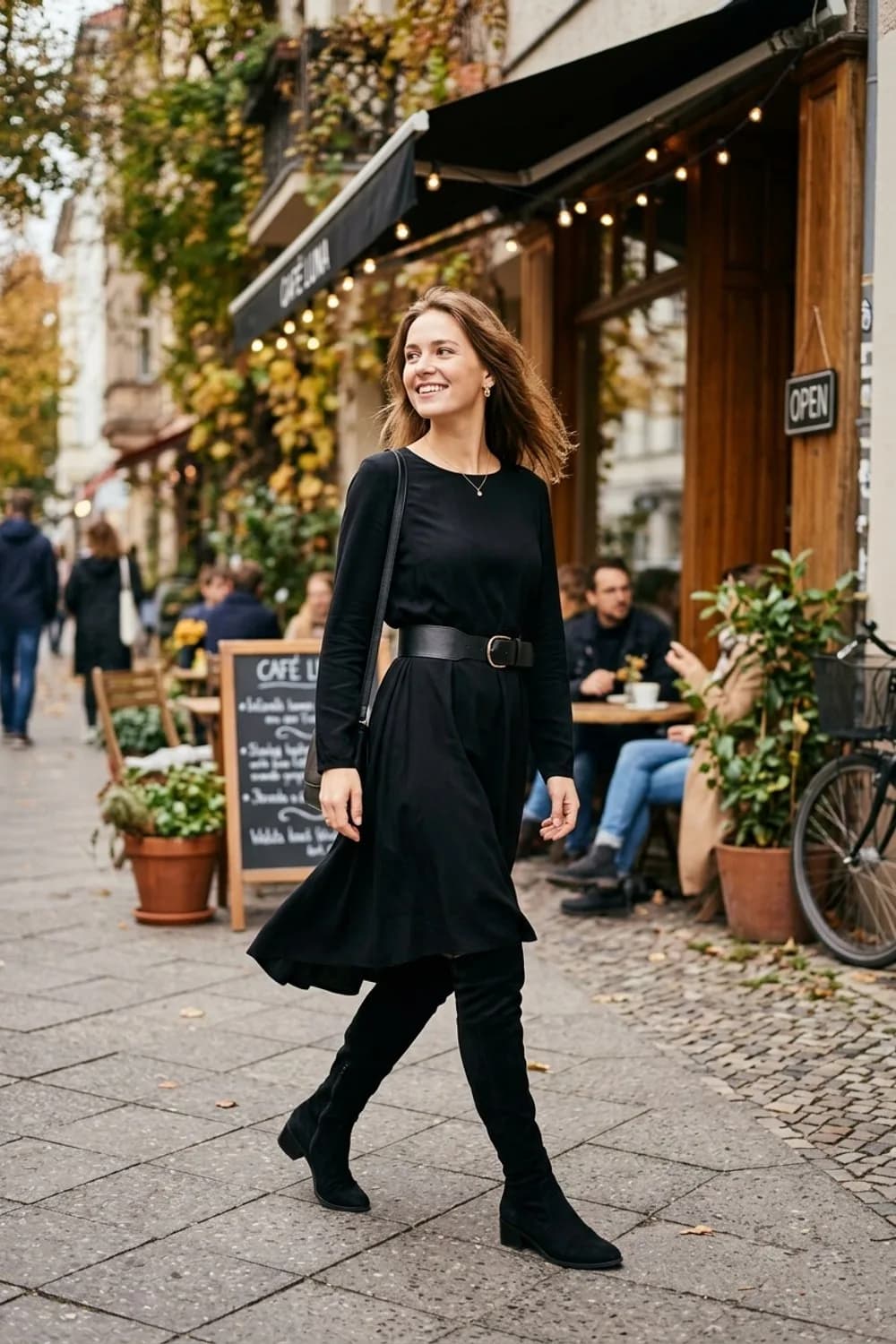 Monochrom-Statement: Schwarzes Midikleid, Taillengürtel und Overknee-Stiefel – Herbstkleid: 9 wundervolle Looks für die kühle Jahreszeit