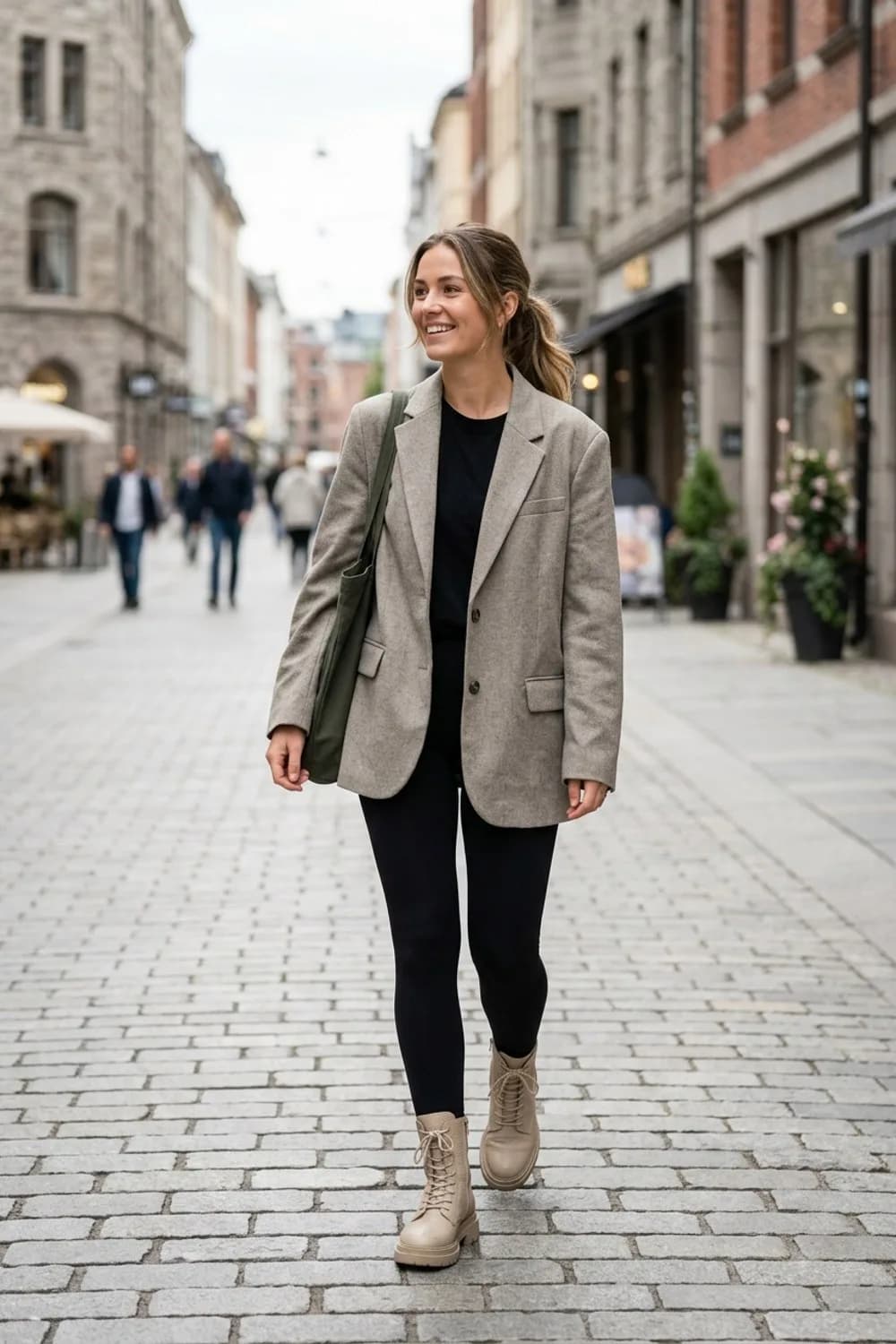 Modern & Lässig: Beige Schnürstiefel, schwarze Leggings und ein Oversize-Blazer in Greige – Herbst-Stiefel Outfits: 9 stylische Looks für die schönste Jahreszeit