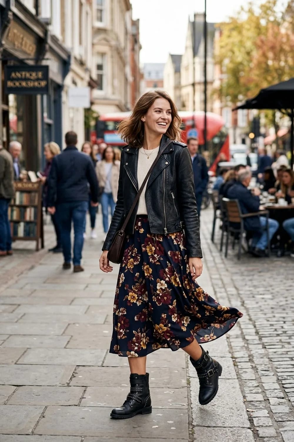 Rockig-Feminin: Schwarze Biker Boots, ein fließender Midirock mit Blumenprint und eine Lederjacke – Herbst-Stiefel Outfits: 9 stylische Looks für die schönste Jahreszeit