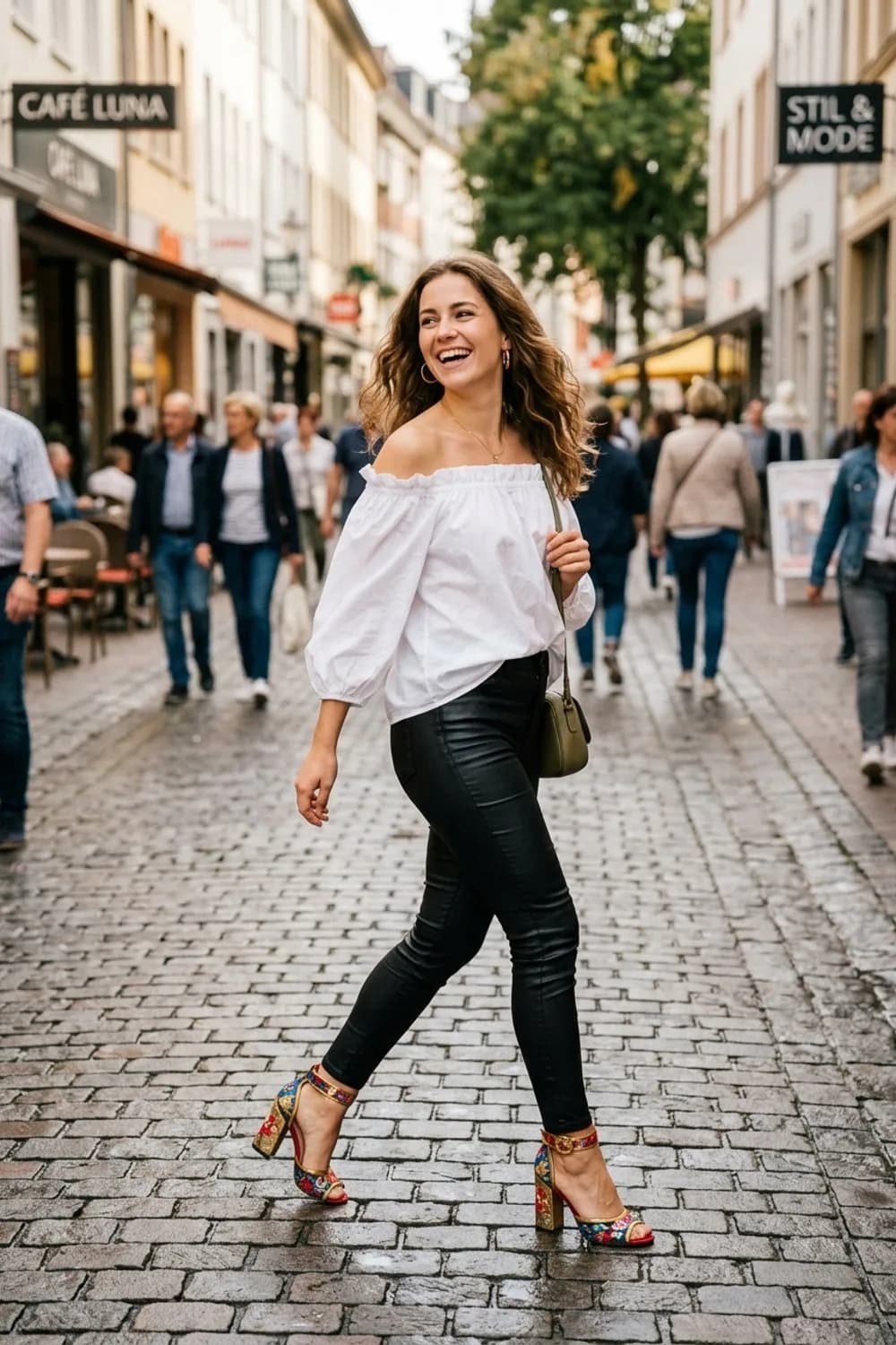 Extravagant-Look: Beschichtete Jeans, Carmen-Bluse und Statement-Heels – Jeans Party Outfit: 9 Styling-Ideen für deinen glanzvollen Auftritt