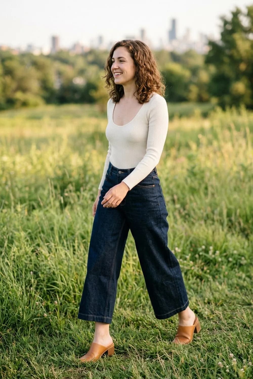 Minimalistisch-Look: Raw-Denim Culotte, Rippstrick-Body und Blockabsatz-Mules – Jeans Party Outfit: 9 Styling-Ideen für deinen glanzvollen Auftritt