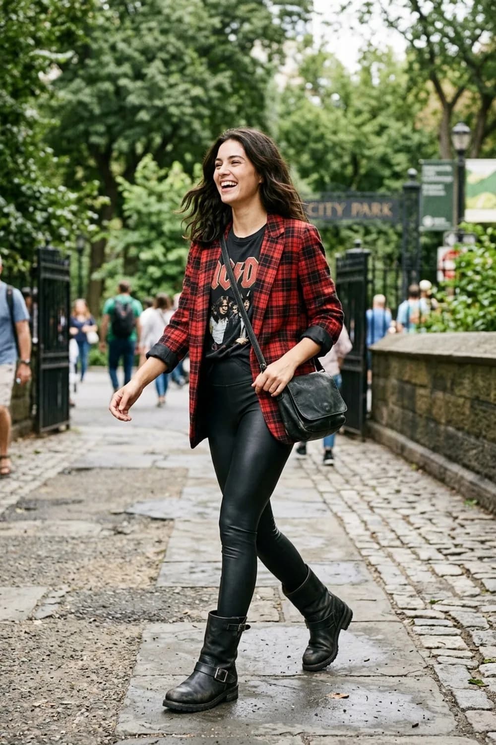Edgy-Style: Schwarze Lederleggings, Band-Shirt und derbe Biker-Boots – Karierten Blazer kombinieren: 9 Herbst-Looks mit klassischem Muster
