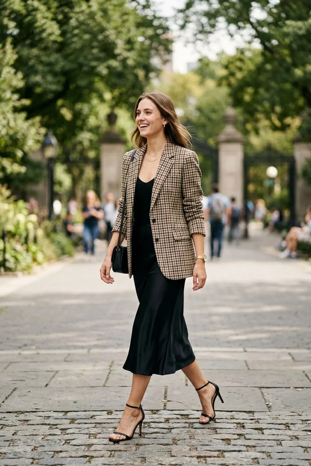 Feminin & Modern: Schwarzes Slip-Dress, taillierter Blazer und filigrane Riemchen-Heels – Karierten Blazer kombinieren: 9 Herbst-Looks mit klassischem Muster