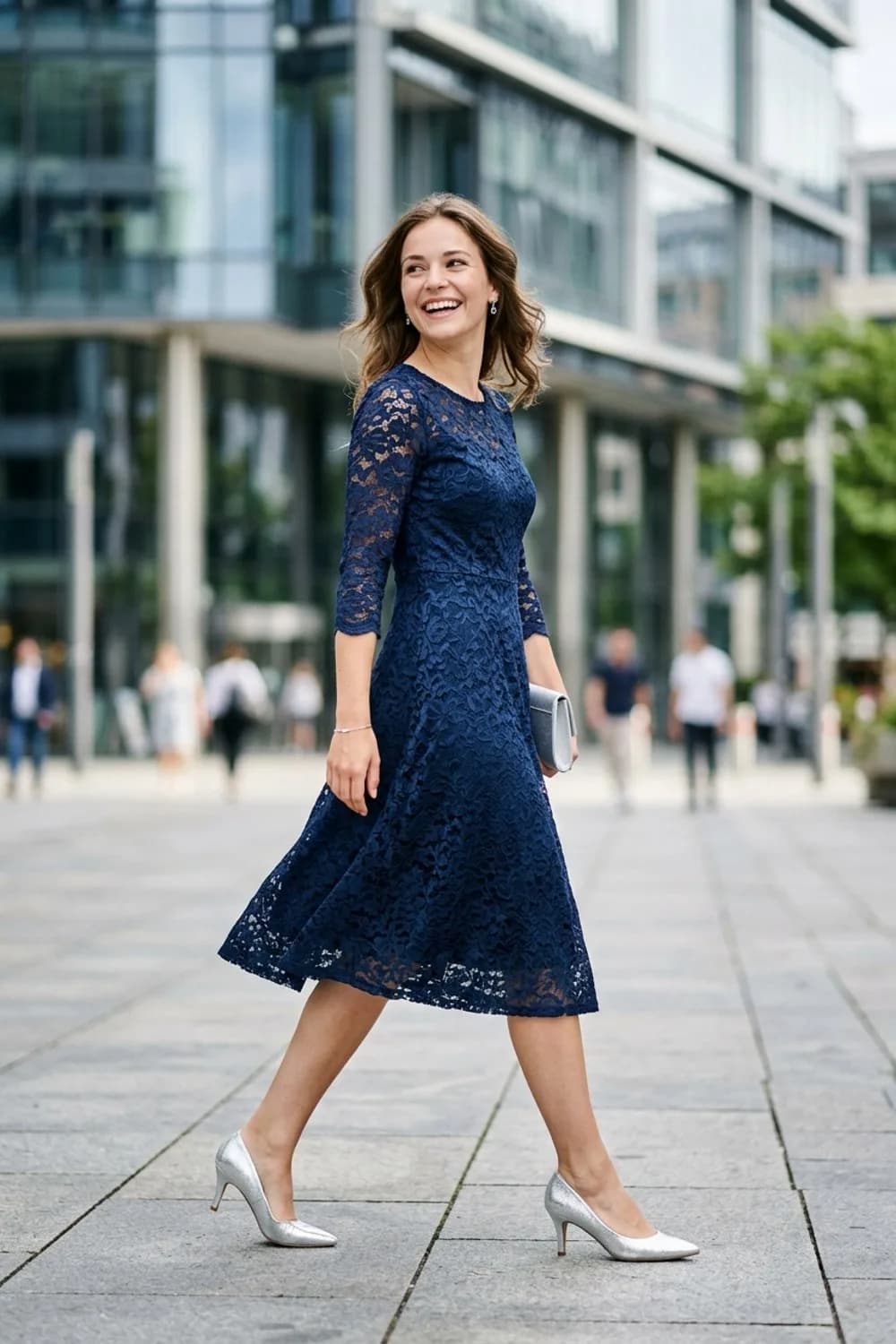 Die unvergängliche Eleganz: Dunkelblaues Spitzenkleid, silberne Pumps und dezente Clutch – Kleid als Hochzeitsgast: 9 elegante Looks für die schönste Feier