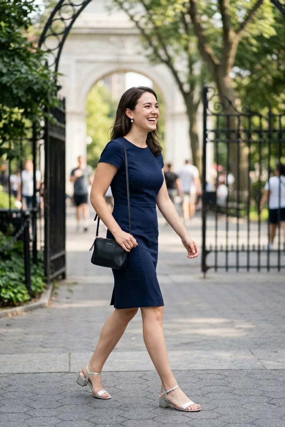 Klassische Eleganz: Figurbetontes Etuikleid in Marineblau, Perlenohrstecker und silberne Riemchensandalen – Trauzeugin Kleid: 9 wunderschöne Looks für den schönsten Tag der Freundin