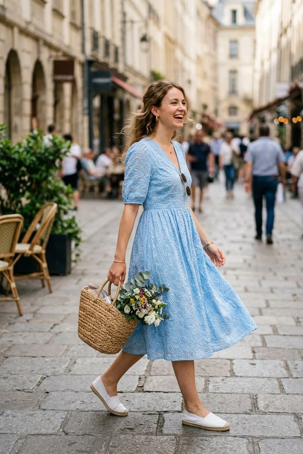 Verspielter Gartenparty-Look: A-Linien-Kleid in Himmelblau mit Lochspitze, weiße Espadrilles und eine Korbtasche – Trauzeugin Kleid: 9 wunderschöne Looks für den schönsten Tag der Freundin