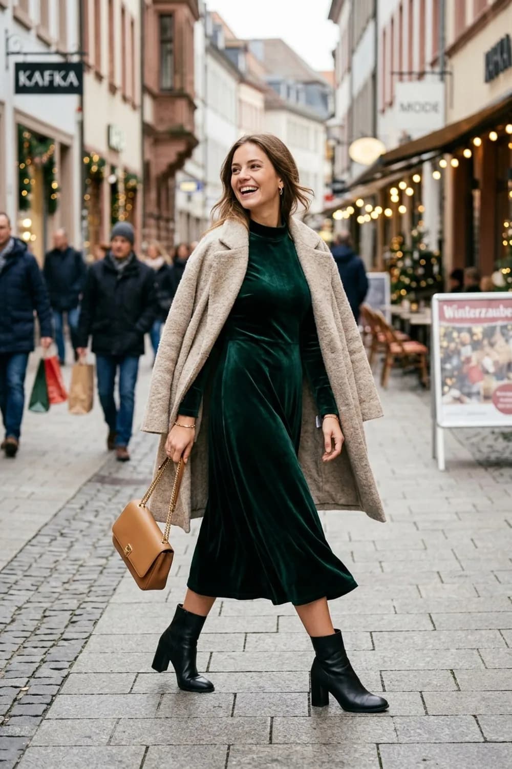 Wintermärchen-Look: Langärmeliges Samtkleid in Tannengrün, Stiefeletten mit Blockabsatz und ein Wollmantel – Trauzeugin Kleid: 9 wunderschöne Looks für den schönsten Tag der Freundin