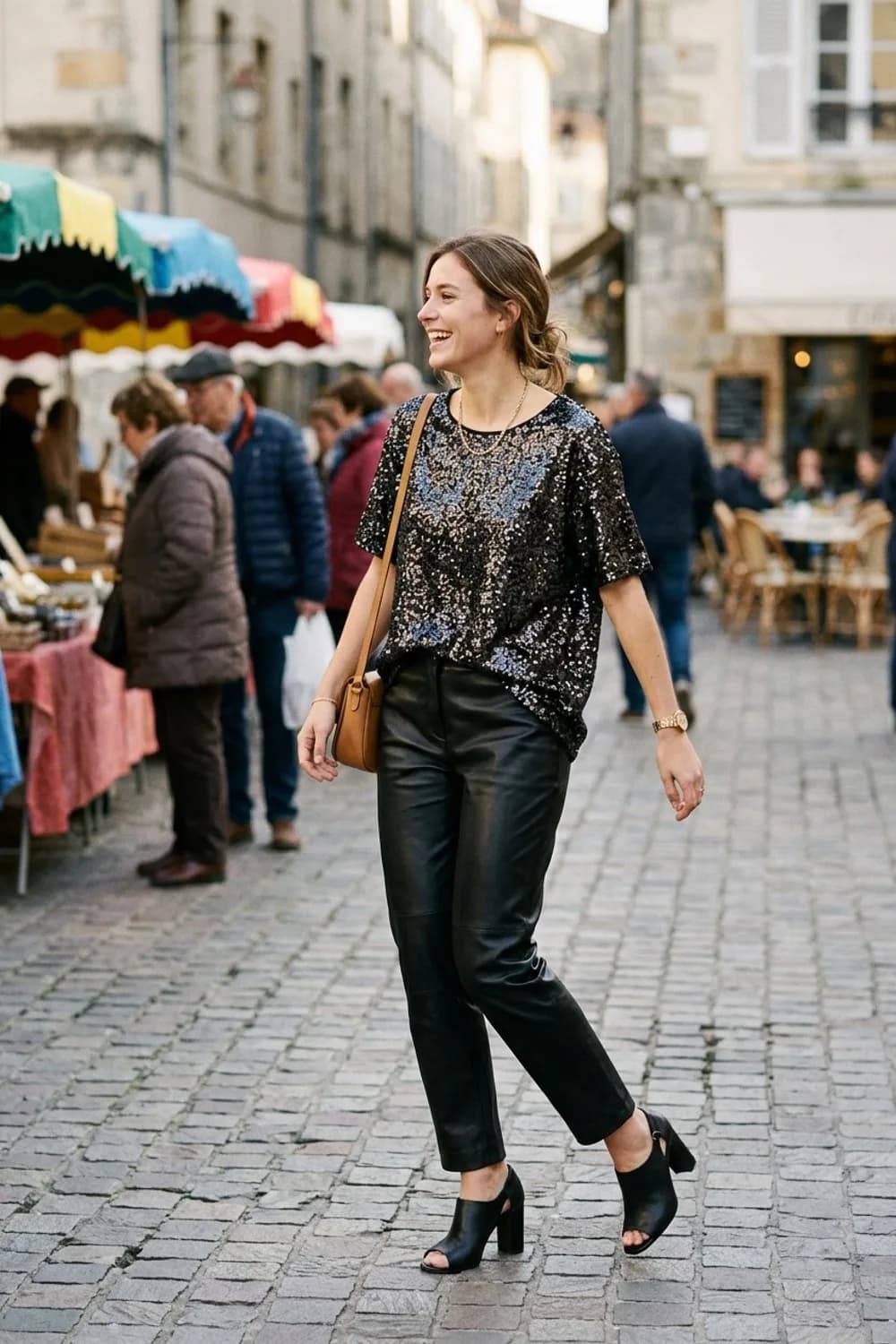 Der Festive-Sparkle: Lederhose, Pailletten-Top und hohe Heels – Lederhose kombinieren: 9 edgy Outfits für Frauen mit Sinn für Stil