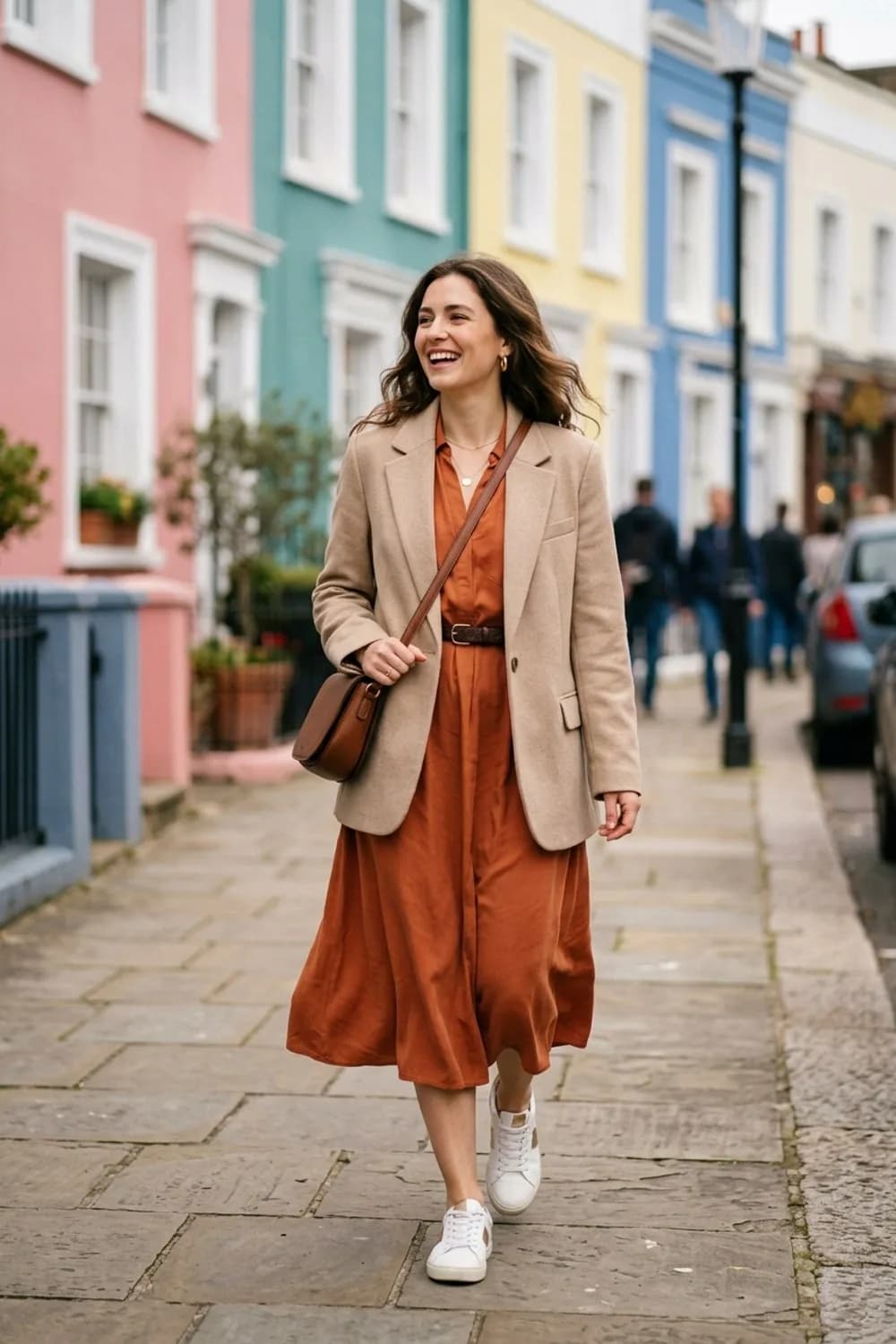 Büro-Chic: Lockeres Midikleid, schmaler Taillengürtel und Oversize-Blazer – Lockeres Kleid: 9 lässige Looks für entspannte Tage