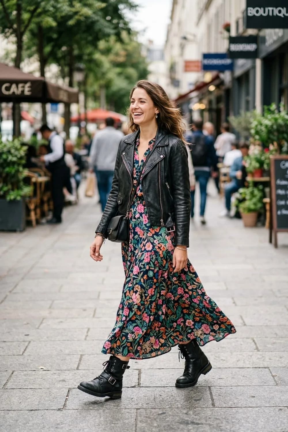 Festival-Flair: Florales Maxikleid, robuste Biker-Boots und Lederjacke – Lockeres Kleid: 9 lässige Looks für entspannte Tage