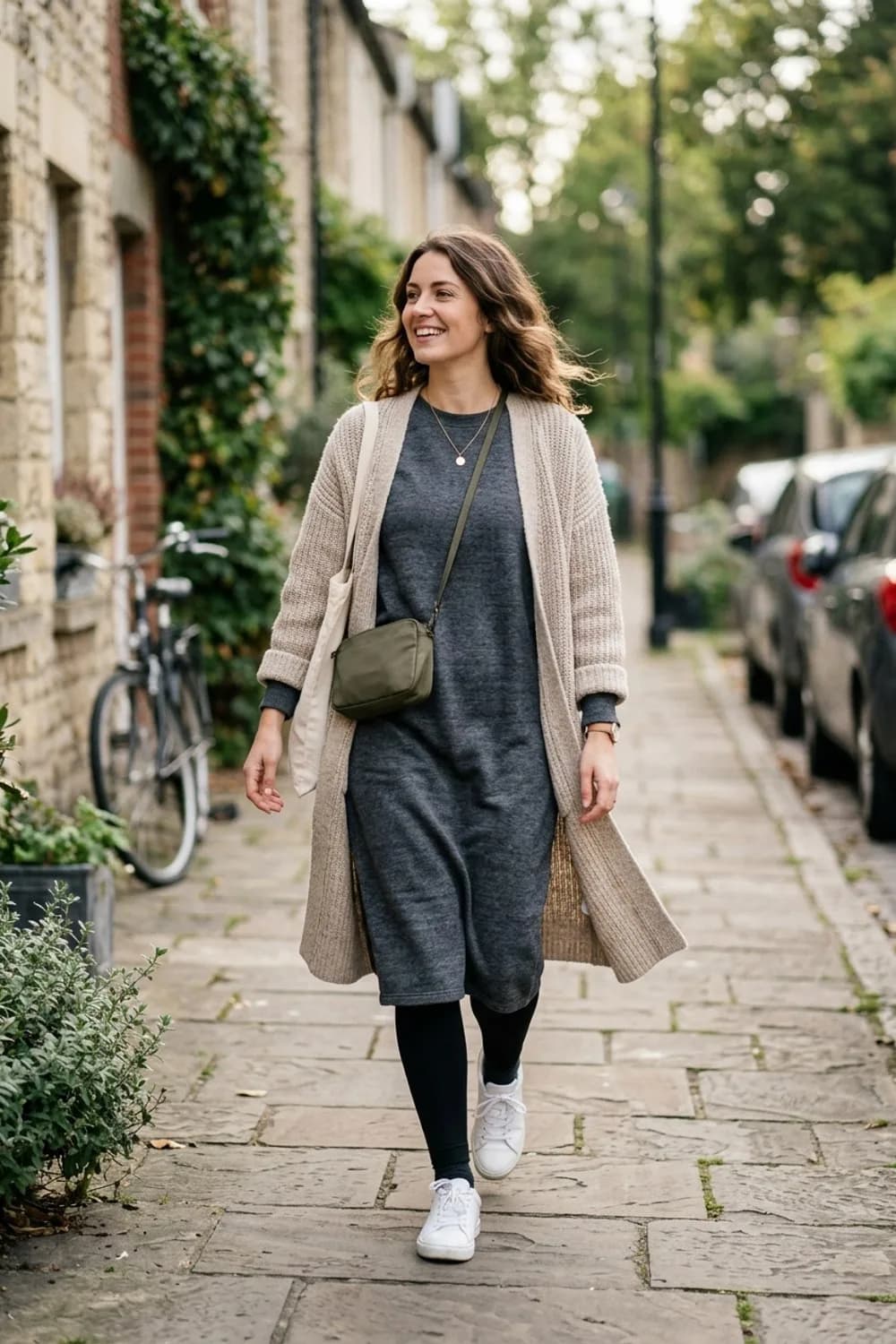 Kuschel-Komfort: Lockeres Sweatkleid, blickdichte Leggings und langer Cardigan – Lockeres Kleid: 9 lässige Looks für entspannte Tage