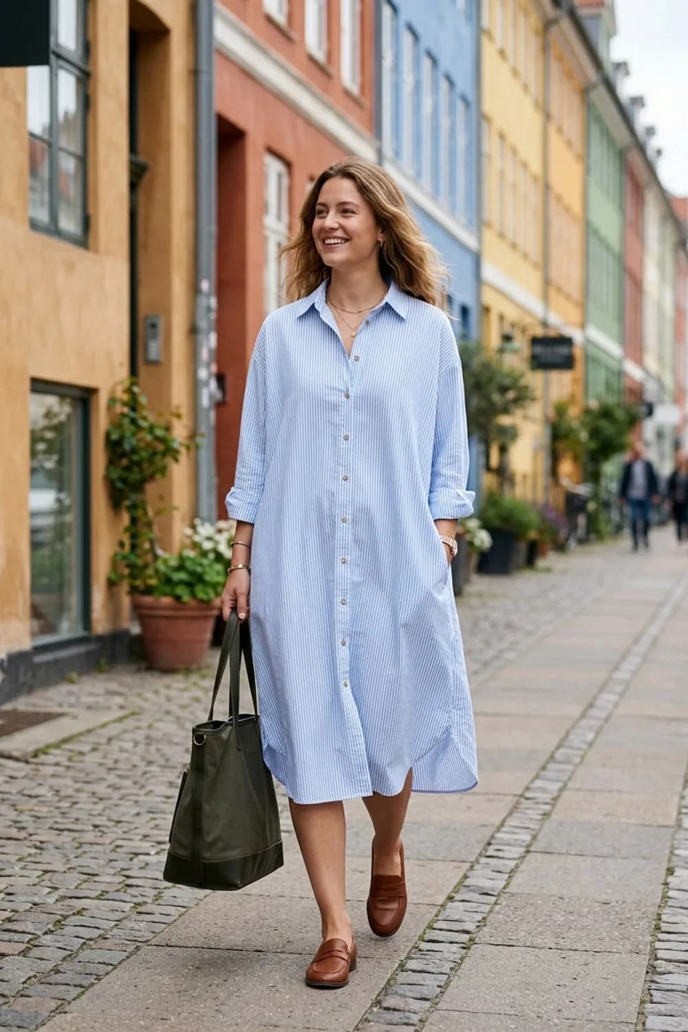 Preppy Style: Weit geschnittenes Hemdblusenkleid, Loafer und Shopper-Tasche – Lockeres Kleid: 9 lässige Looks für entspannte Tage