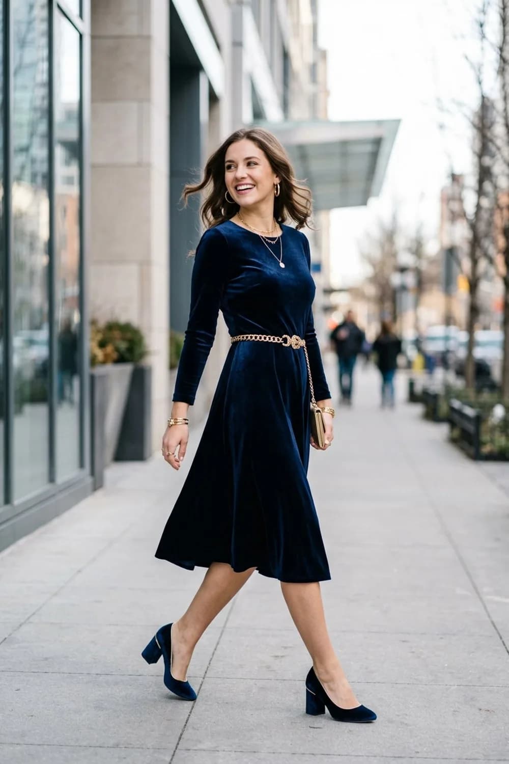 Festlicher Glamour: Goldene Accessoires, Samt-Pumps und ein eleganter Gürtel – Dunkelblaues Kleid: 9 elegante Looks mit dem klassischen Farbton