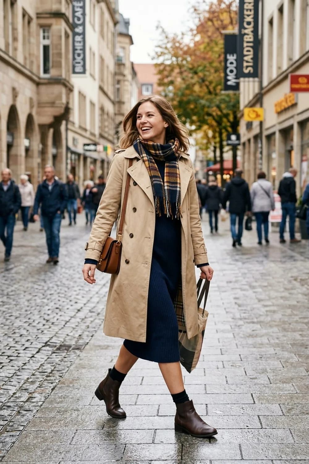 Herbstliches Layering: Klassischer Trenchcoat, Ankle Boots und ein gemusterter Schal – Dunkelblaues Kleid: 9 elegante Looks mit dem klassischen Farbton
