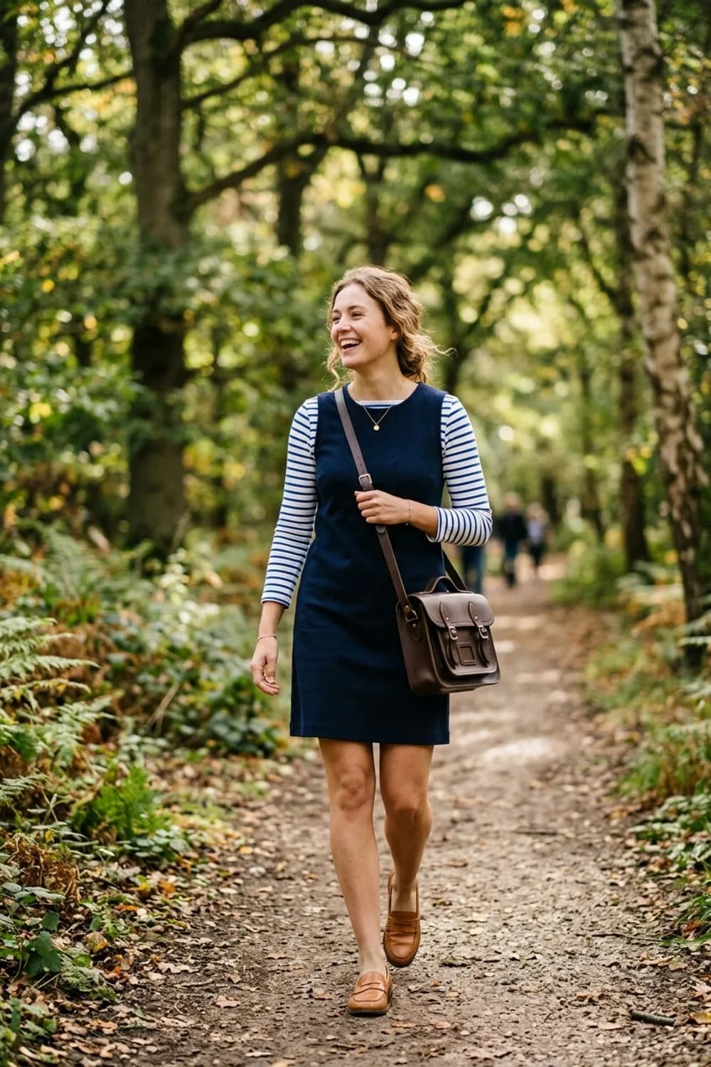 Preppy Charme: Gestreiftes Langarmshirt, Loafer und eine Satchel-Bag – Dunkelblaues Kleid: 9 elegante Looks mit dem klassischen Farbton