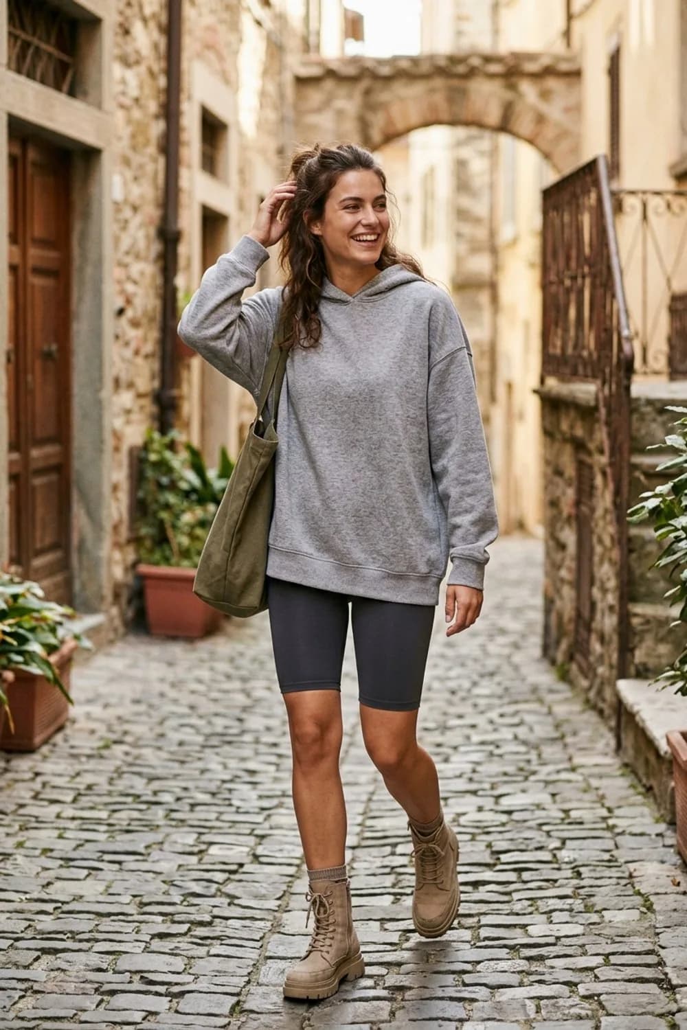 Weekend-Vibes: Oversize-Hoodie in Grau, dunkle Radlerhose und klobige beige Combat Boots – Beige Stiefel: 9 neutrale Outfits, die zu allem passen