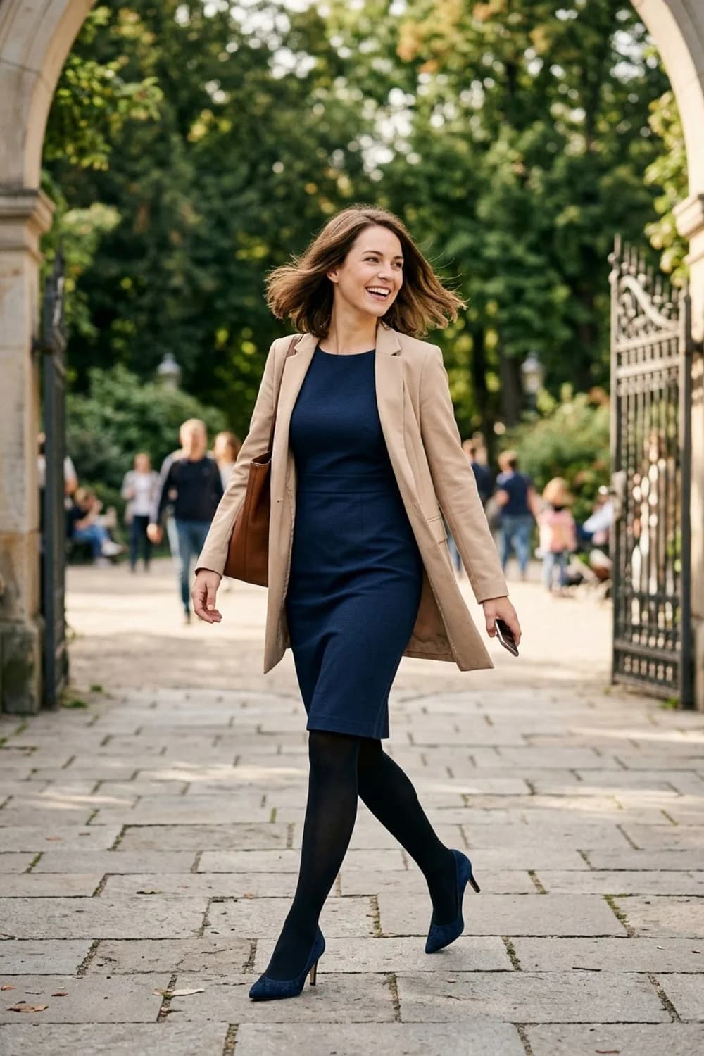Der Office-Chic: Dunkelblaues Etuikleid, beiger Longblazer und spitze Pumps – Figurbetontes Kleid: 9 Outfits, die die Silhouette perfekt in Szene setzen