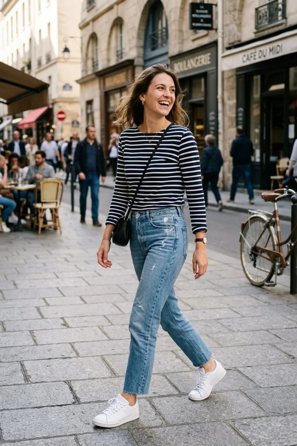 Weekend-Casual: Gestreiftes Breton-Shirt, hellblaue Straight-Leg-Jeans und weiße Sneaker – Gelber Blazer: 9 sonnige Outfits, die gute Laune machen