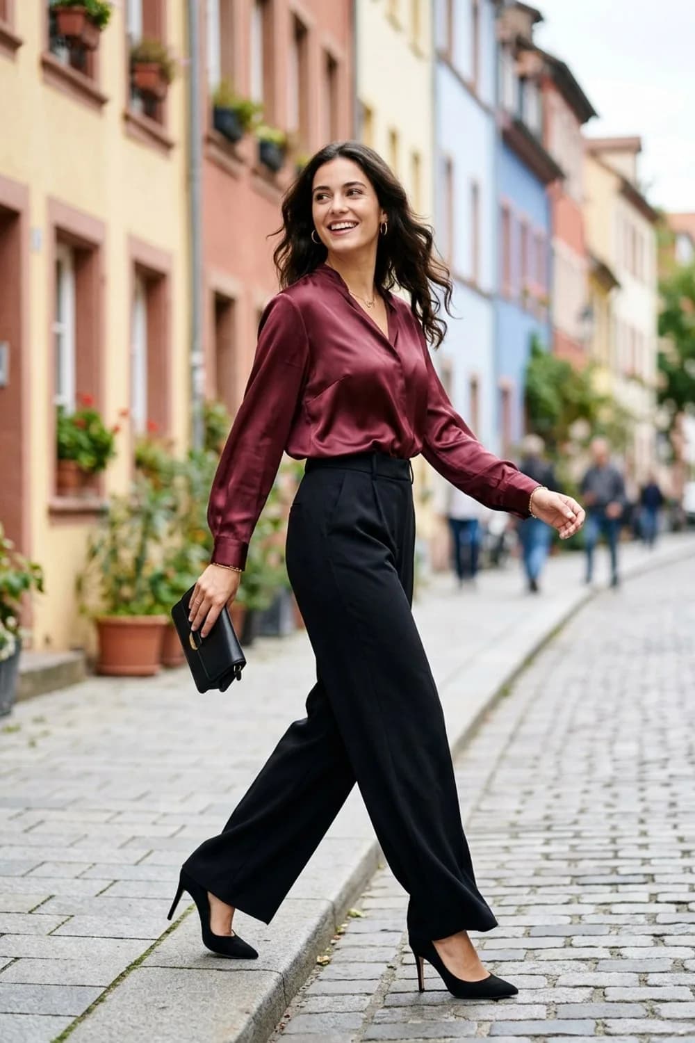 Abendeleganz: Satinbluse in Burgunder, schwarze High-Waist-Hose und Stilettos – Schwarze weite Hose: 9 elegante Outfits mit dem Trendschnitt