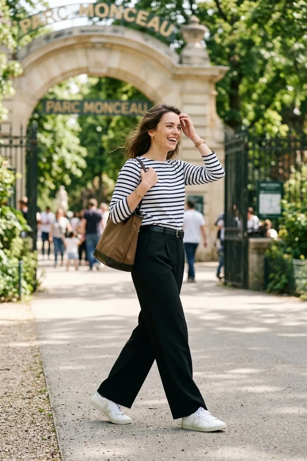 Casual-Freitag: Gestreiftes Marinière-Shirt, schwarze Marlene-Hose und weiße Sneaker – Schwarze weite Hose: 9 elegante Outfits mit dem Trendschnitt