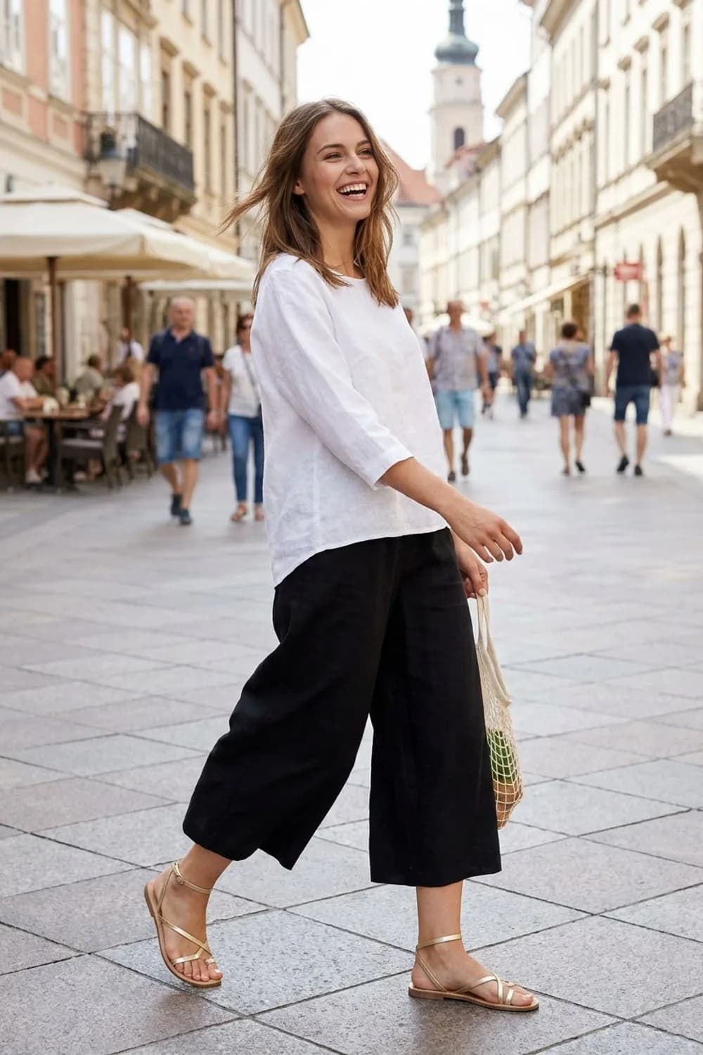 Sommerbrise: Weißes Leinentop, fließende schwarze Culotte und goldene Sandalen – Schwarze weite Hose: 9 elegante Outfits mit dem Trendschnitt