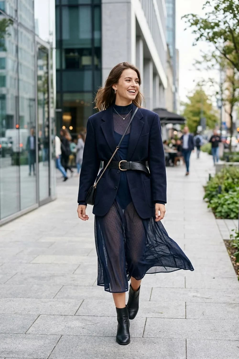Business-Chic: Transparentes Midikleid, Oversize-Blazer und Taillengürtel – Transparentes Kleid tragen: 9 mutige Looks, die trotzdem stilvoll sind